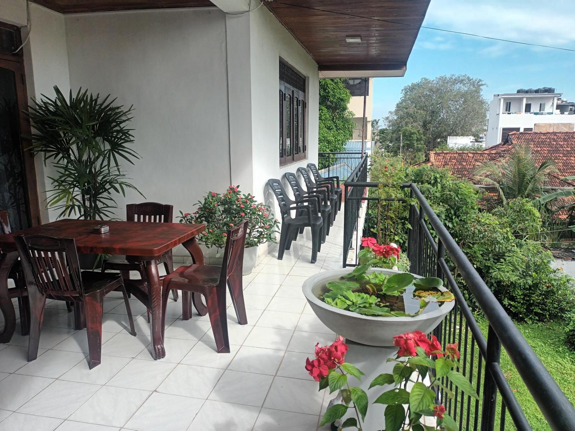 Lovely Flowers In Mount Lavinia Dehiwala-Mount Lavinia Dış mekan fotoğraf